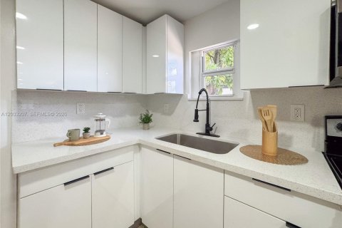 Villa ou maison à vendre à Miami, Floride: 3 chambres, 85.47 m2 № 2068260 - photo 10