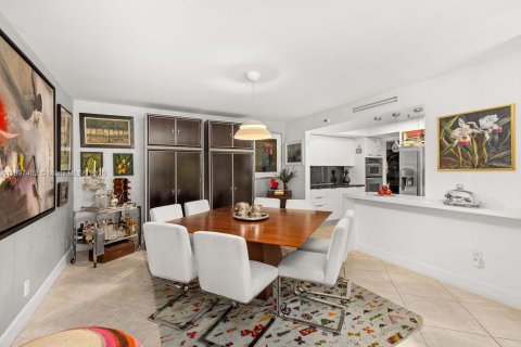 Condo in Miami, Florida, 2 bedrooms  № 1953123 - photo 3