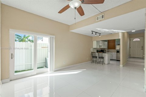 Copropriété à vendre à Hialeah, Floride: 2 chambres, 80.45 m2 № 1992680 - photo 3