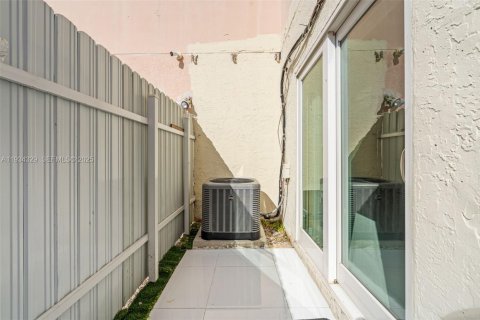 Copropriété à vendre à Hialeah, Floride: 2 chambres, 80.45 m2 № 1992680 - photo 21