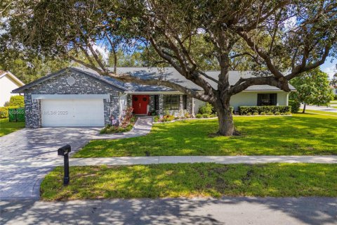 Casa en venta en Pembroke Pines, Florida, 4 dormitorios, 235.23 m2 № 1892890 - foto 1