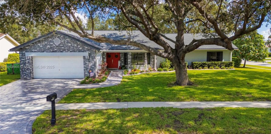 Casa en Pembroke Pines, Florida 4 dormitorios, 235.23 m2 № 1892890