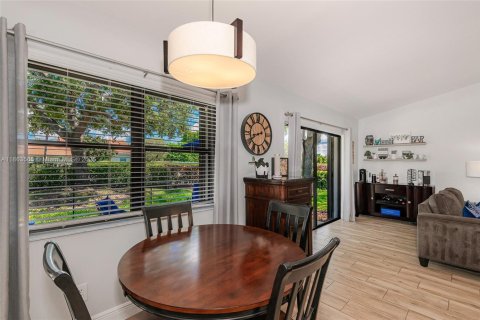 Casa en venta en Pembroke Pines, Florida, 4 dormitorios, 235.23 m2 № 1892890 - foto 13
