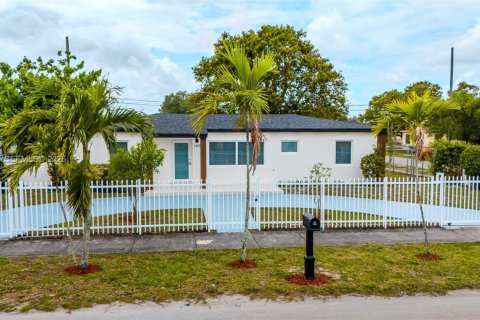 House in Miami Gardens, Florida 4 bedrooms, 115.2 sq.m. № 2062616 - photo 7