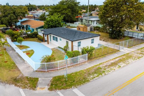 House in Miami Gardens, Florida 4 bedrooms, 115.2 sq.m. № 2062616 - photo 2