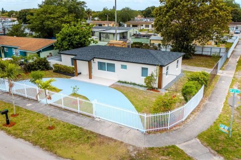 House in Miami Gardens, Florida 4 bedrooms, 115.2 sq.m. № 2062616 - photo 1