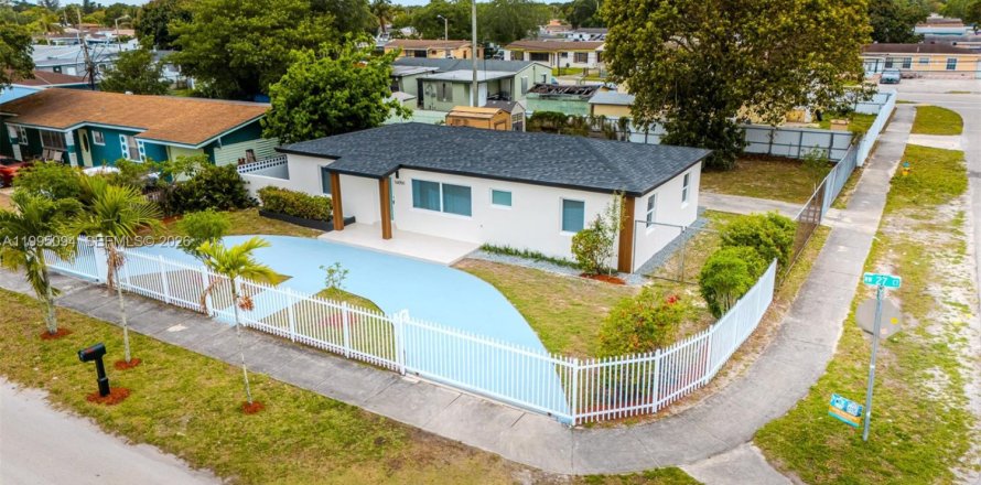 House in Miami Gardens, Florida 4 bedrooms, 115.2 sq.m. № 2062616