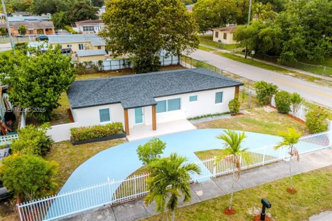 House in Miami Gardens, Florida 4 bedrooms, 115.2 sq.m. № 2062616 - photo 3