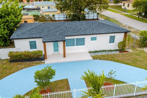 House in Miami Gardens, Florida 4 bedrooms, 115.2 sq.m. № 2062616 - photo 6