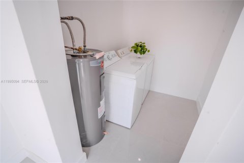 House in Miami Gardens, Florida 4 bedrooms, 115.2 sq.m. № 2062616 - photo 25