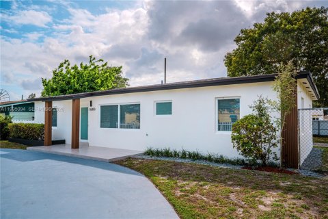 House in Miami Gardens, Florida 4 bedrooms, 115.2 sq.m. № 2062616 - photo 11