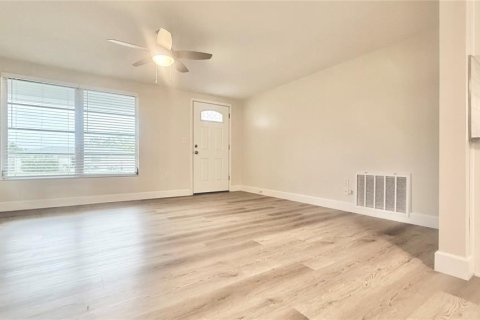 House in Port Richey, Florida 2 bedrooms, 103.03 sq.m. № 1919436 - photo 8