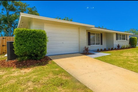 House in Port Richey, Florida 2 bedrooms, 103.03 sq.m. № 1919436 - photo 3