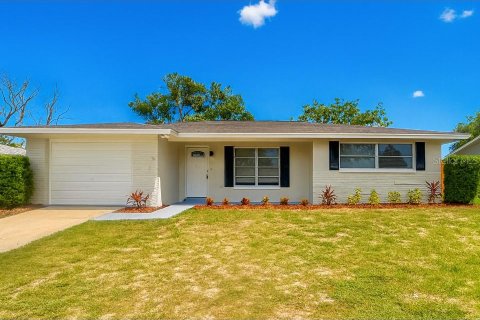 House in Port Richey, Florida 2 bedrooms, 103.03 sq.m. № 1919436 - photo 1