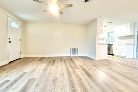 House in Port Richey, Florida 2 bedrooms, 103.03 sq.m. № 1919436 - photo 11