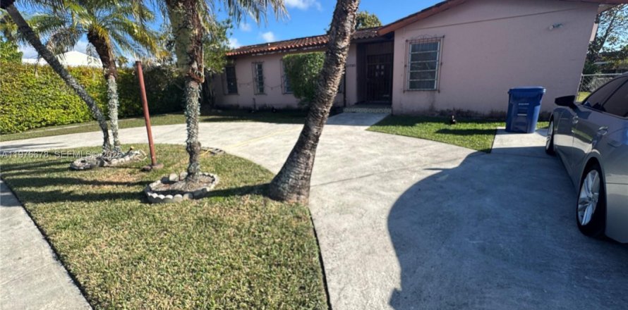 House in Miami, Florida 3 bedrooms, 217.02 sq.m. № 2046420