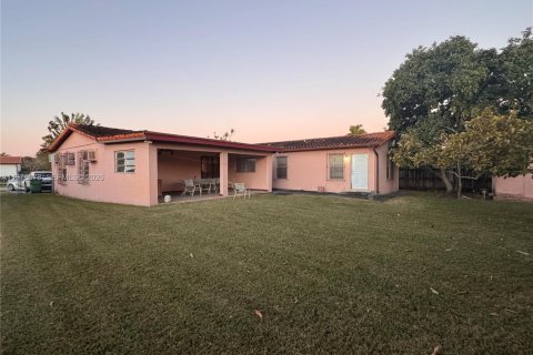 House in Miami, Florida 3 bedrooms, 217.02 sq.m. № 2046420 - photo 7