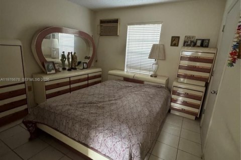 House in Miami, Florida 3 bedrooms, 217.02 sq.m. № 2046420 - photo 9