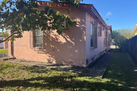 House in Miami, Florida 3 bedrooms, 217.02 sq.m. № 2046420 - photo 3