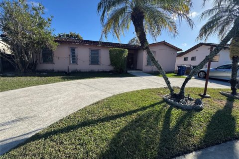 House in Miami, Florida 3 bedrooms, 217.02 sq.m. № 2046420 - photo 2