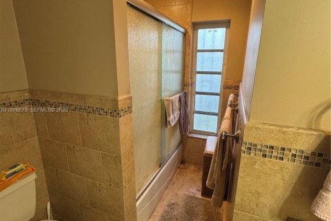 House in Miami, Florida 3 bedrooms, 217.02 sq.m. № 2046420 - photo 10