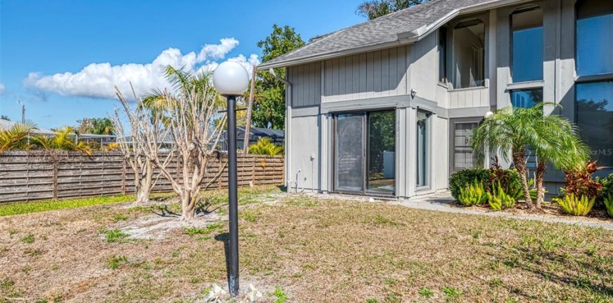 Townhouse in Sarasota, Florida 2 bedrooms, 124.49 sq.m. № 2232887