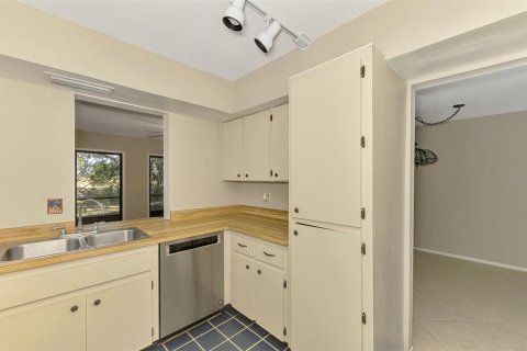 Townhouse in Sarasota, Florida 2 bedrooms, 124.49 sq.m. № 2232887 - photo 18