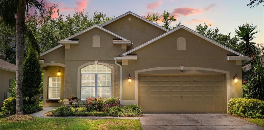 House in Orlando, Florida 4 bedrooms, 196.21 sq.m. № 1750703