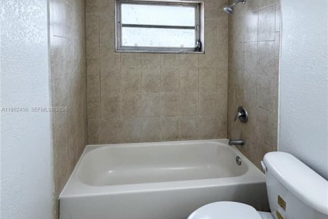 Снять в аренду квартиру в Майами, Флорида 2 спальни, 75.25м2, № 2045275 - фото 9