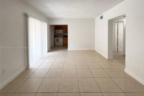 Снять в аренду квартиру в Майами, Флорида 2 спальни, 75.25м2, № 2045275 - фото 3