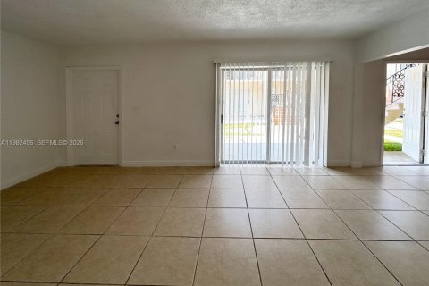 Снять в аренду квартиру в Майами, Флорида 2 спальни, 75.25м2, № 2045275 - фото 4