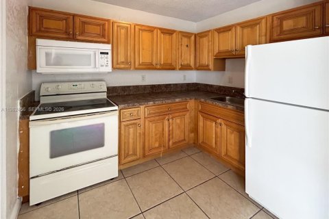 Снять в аренду квартиру в Майами, Флорида 2 спальни, 75.25м2, № 2045275 - фото 2