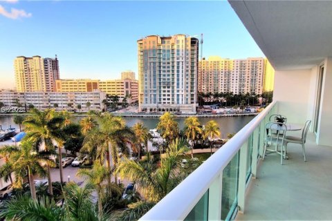Condo in Sunny Isles Beach, Florida, 2 bedrooms  № 1985938 - photo 23