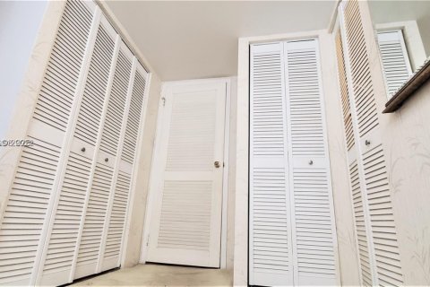 Condo in Sunny Isles Beach, Florida, 2 bedrooms  № 1985938 - photo 15