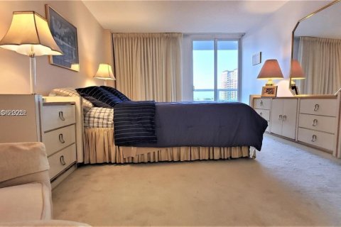 Condo in Sunny Isles Beach, Florida, 2 bedrooms  № 1985938 - photo 14