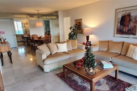 Condo in Sunny Isles Beach, Florida, 2 bedrooms  № 1985938 - photo 9