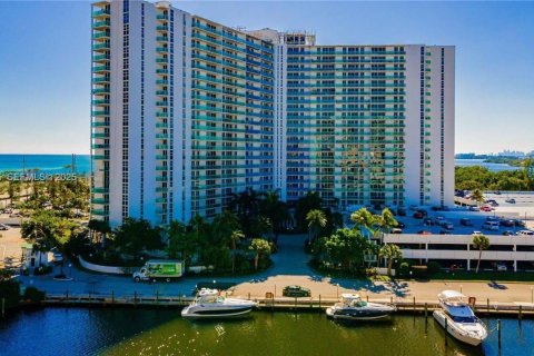 Condo in Sunny Isles Beach, Florida, 2 bedrooms  № 1985938 - photo 27