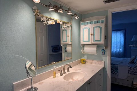 Condo in Largo, Florida, 2 bedrooms № 2105482 - photo 27