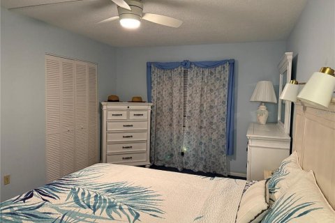 Condo in Largo, Florida, 2 bedrooms № 2105482 - photo 24