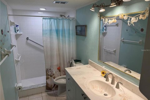 Condo in Largo, Florida, 2 bedrooms № 2105482 - photo 28