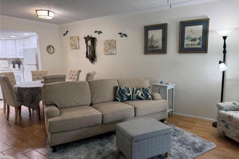 Condo in Largo, Florida, 2 bedrooms № 2105482 - photo 13