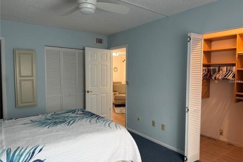 Condo in Largo, Florida, 2 bedrooms № 2105482 - photo 25