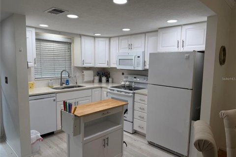 Condo in Largo, Florida, 2 bedrooms № 2105482 - photo 7