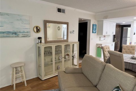 Condo in Largo, Florida, 2 bedrooms № 2105482 - photo 16