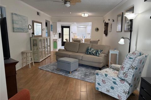 Condo in Largo, Florida, 2 bedrooms № 2105482 - photo 12