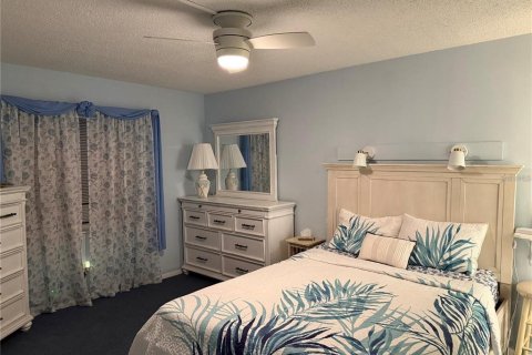 Condo in Largo, Florida, 2 bedrooms № 2105482 - photo 20