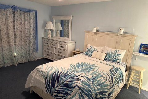 Condo in Largo, Florida, 2 bedrooms № 2105482 - photo 22
