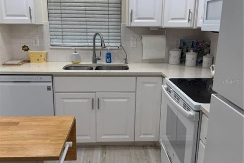 Condo in Largo, Florida, 2 bedrooms № 2105482 - photo 8