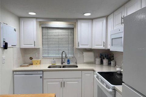 Condo in Largo, Florida, 2 bedrooms № 2105482 - photo 5