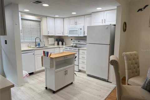 Condo in Largo, Florida, 2 bedrooms № 2105482 - photo 9